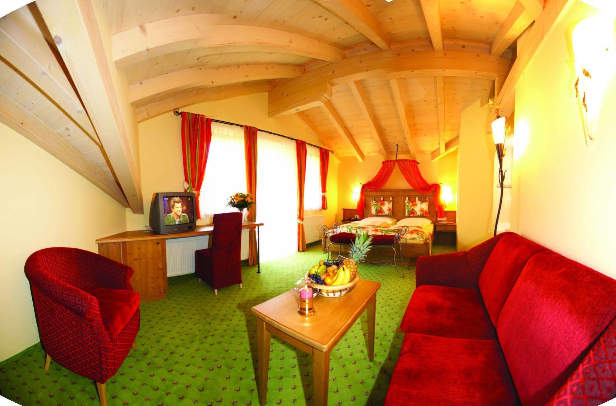 Hotel Vitaloase Zu Den Drei Bruedern Unken Exterior foto